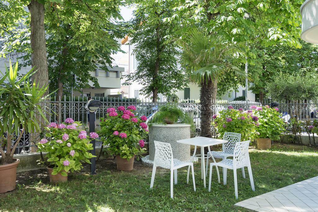 Residence Hamilton Ричоне Екстериор снимка
